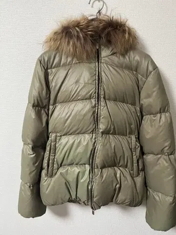 퍼 달린 올리브 그린 다운 자켓
