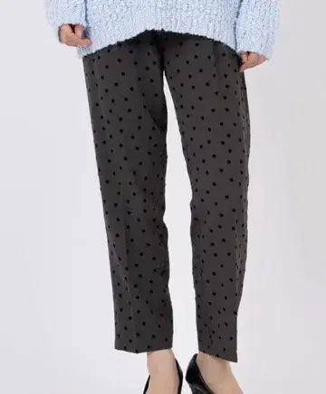 라난 RANAN 도트 무늬 프린트 테이퍼드 팬츠 (차콜)