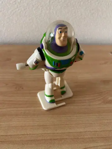 토이 스토리 버즈의 태엽 피규어