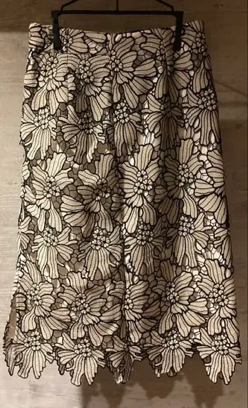 꽃무늬 자수 타이트 스커트 택 포함 새상품