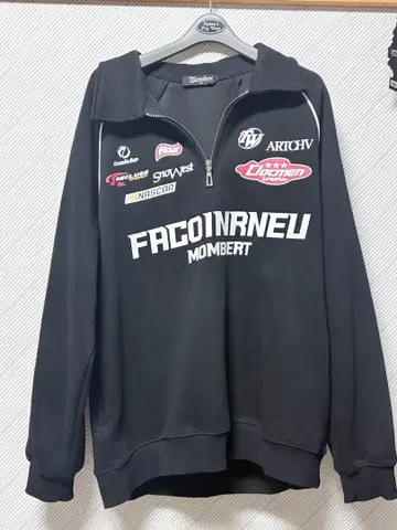 MOMBERT 하프 지퍼 맨투맨 레이싱 로고 프린트