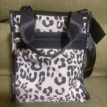 최종 가격 인하 BAYFLOW 로고 파이핑 스퀘어 숄더백입니다.