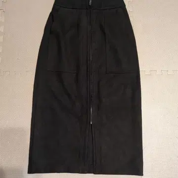 래디에이트 프론트 지퍼 블랙 스웨이드 타이트 스커트