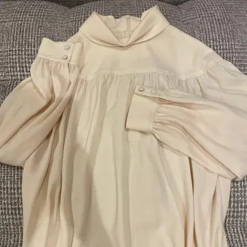 Theory luxe 크림색 블라우스