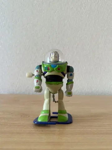 토이 스토리 버즈의 태엽 피규어