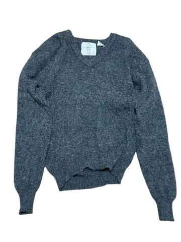 다크 그레이 V넥 니트 스웨터