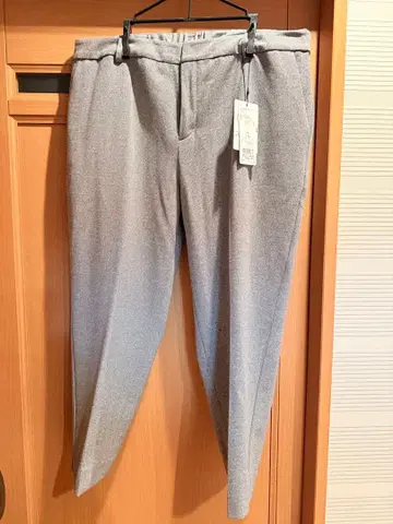 그레이 슬랙스 백 포켓 부착