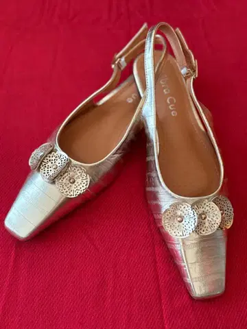 Libra Cue 골드 펌프스