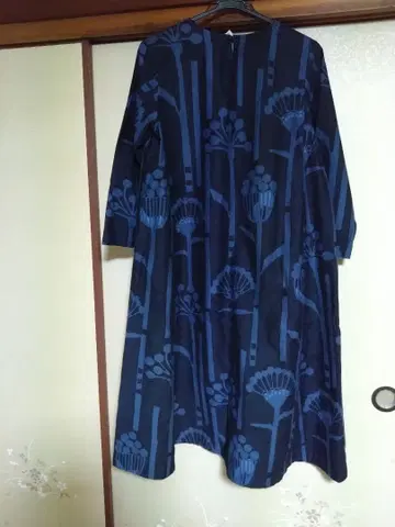 다크 블루 꽃무늬 7부 소매 원피스