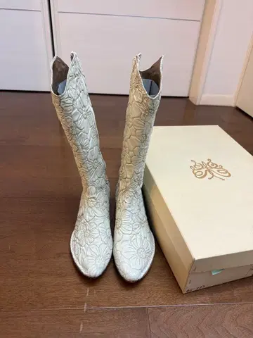 화이트 꽃무늬 엠보싱 롱 부츠