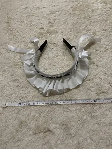 화이트 리본 포함 프릴 헤어밴드