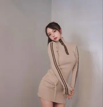 ANDMARY 베이지 하이넥 타이트 원피스