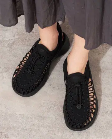 KEEN UNEEK ASTORIA 유니크 아스트리아 통굽 샌들 블랙