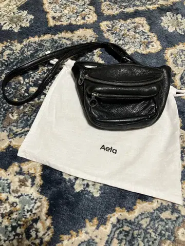 Aeta 블랙 가죽 숄더백