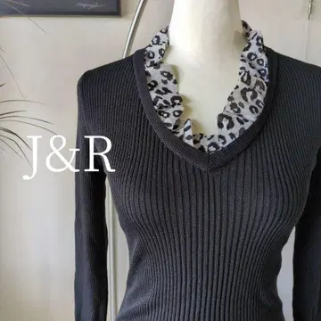 J&R 스트레치 리브 니트 레오파드 프릴 도킹 드레이프감 소재