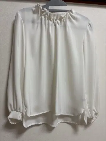 a.v.v 화이트 펄 장식 상의