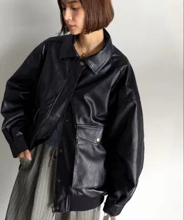 오버 사이즈 블랙 가죽 자켓