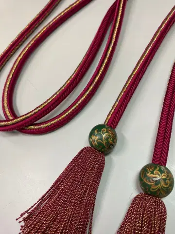 크리스마스 성인식에! 양풍 프린지의 골드와 빨간색 허리띠