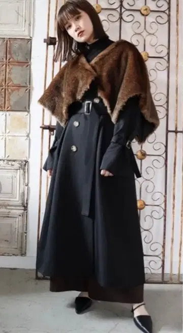 MURUA 케이프 퍼 트렌치코트