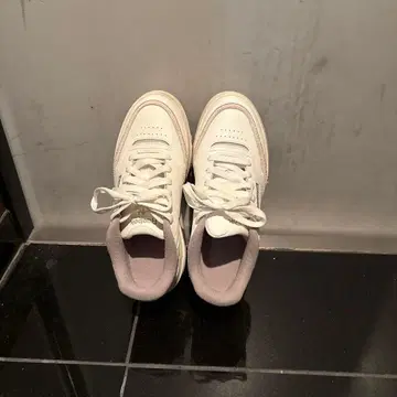 화이트 가죽 로우컷 통굽 스니커즈