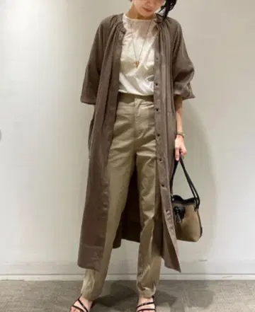 맥피 2021년제 슬라브 새틴 노카라 셔츠 원피스