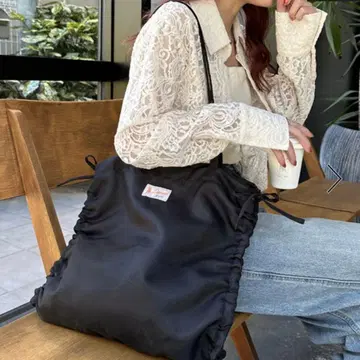 디스코트 로고 자수 사이드 개더 토트백