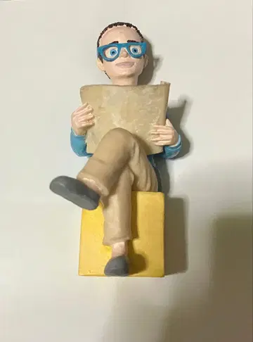 썬더버드 독서하는 남성 피규어