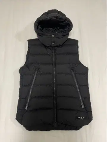 TATRAS 블랙 후드 부착 다운 베스트