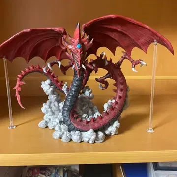 빨간색 드래곤 피규어 구름 위에 서 있는