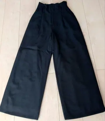 블랙 와이드 팬츠 턱 포함