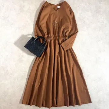 어반 리서치 도어스 개더 V넥 원피스 플레어 카멜