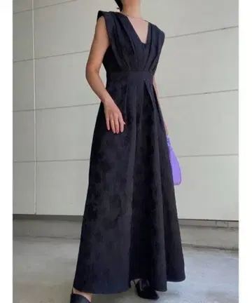 블랙 플라워 무늬 V넥 드레스