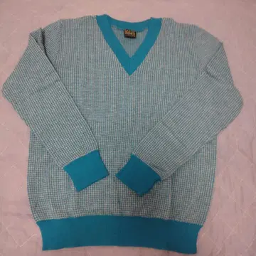 루트로와 Letroyes V넥 스웨터