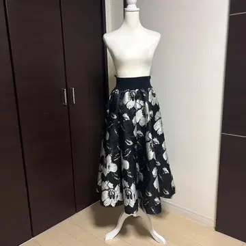 [ FENNEL ] 플레어 스커트 블랙과 화이트 꽃무늬