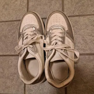 화이트/실버 스니커즈