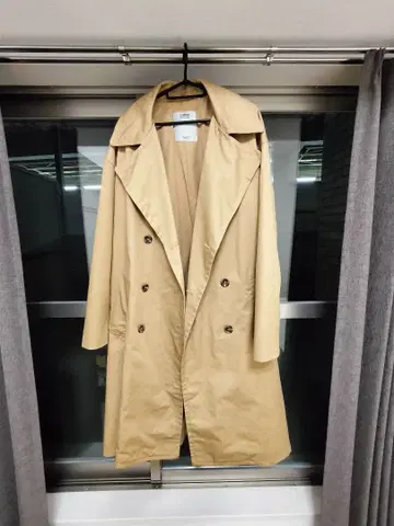 베이지 더블 브레스트 트렌치코트