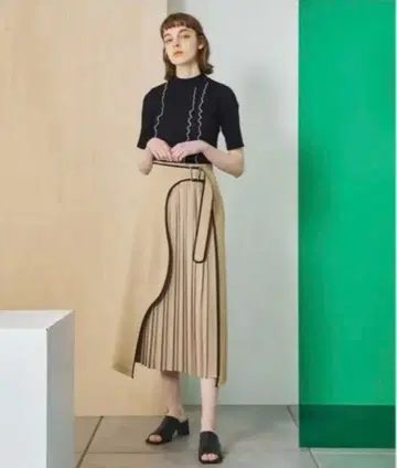 유나이티드 도쿄 아트컷 플리츠 랩스커트