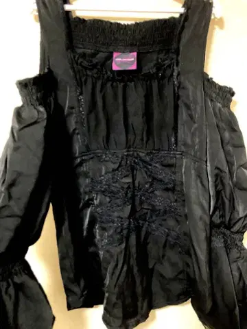 오프숄더 블랙 셔츠