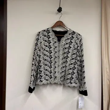 새상품 5L 노카라 자켓 블랙과 화이트 잎 패턴