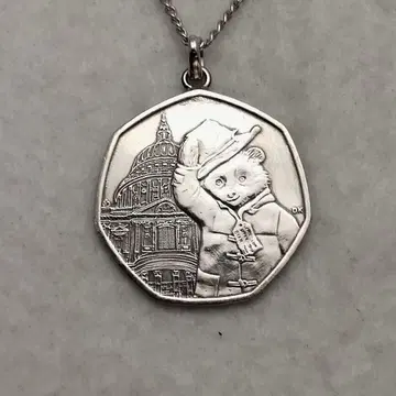 세인트 폴 대성당의 패딩턴 베어 영국 코인 목걸이