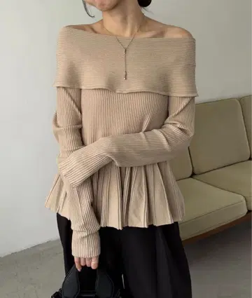 새상품 capricieux le'mage 플레어 보트넥 니트 베이지