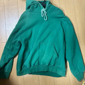 그린 컬러 후드 부착 후드티