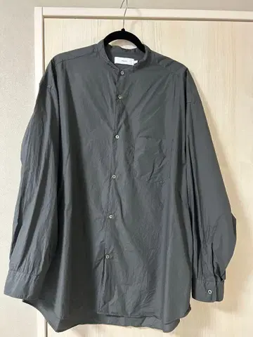 그레이 긴팔 버튼업 셔츠