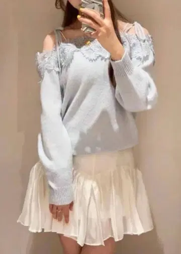 오프숄더 레이스 장식 니트 스웨터