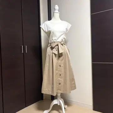베이지 플레어 스커트 버튼 포함
