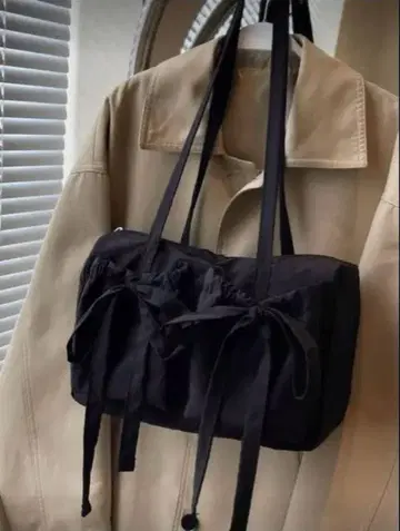 리본 포함 블랙 숄더백