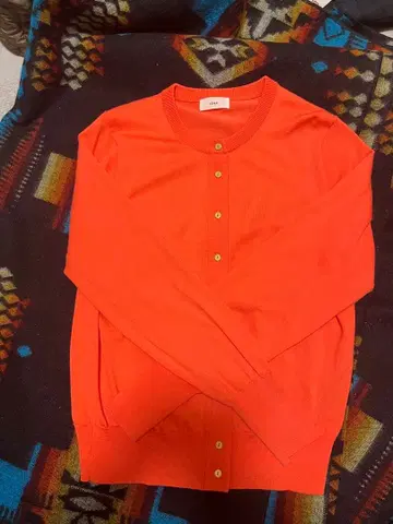 오렌지 버튼 달린 가디건