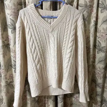 케이블 니트 스웨터와 그레이 노르딕 무늬 스웨터, 그레이 와이드 팬츠