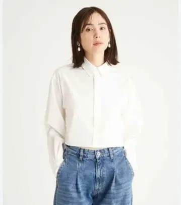 새상품급 emmi 로고 숏 셔츠 화이트 긴팔