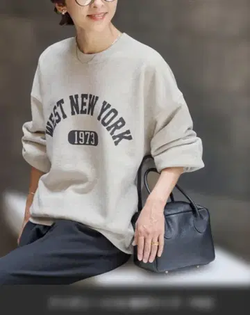 저널 스탠다드 빈티지풍 칼리지 로고 맨투맨 아이보리 색상